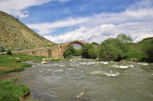 El antiguo puente en las montañas del Cáucaso.