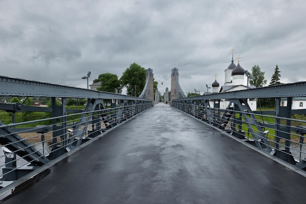 Foto un antiguo puente peatonal de hierro sobre el río pskov, región de rusia