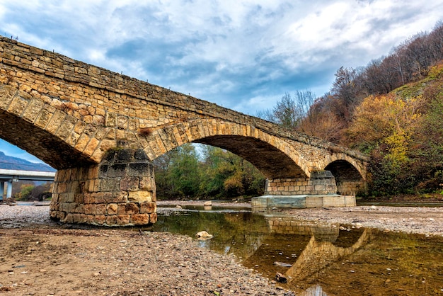 Antiguo puente de piedra sobre el río Dakh