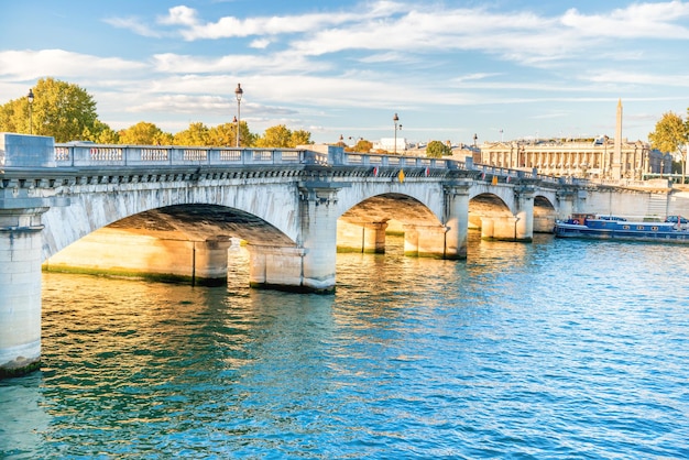 Antiguo puente de piedra sobre el río Sena en París