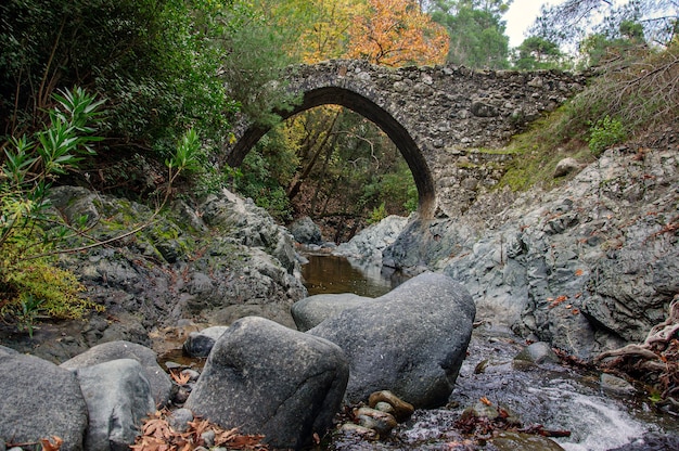 Antiguo puente de piedra veneciano sobre un río en chipre