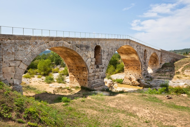 Antiguo puente romano de Julien pont en Provenza, Francia