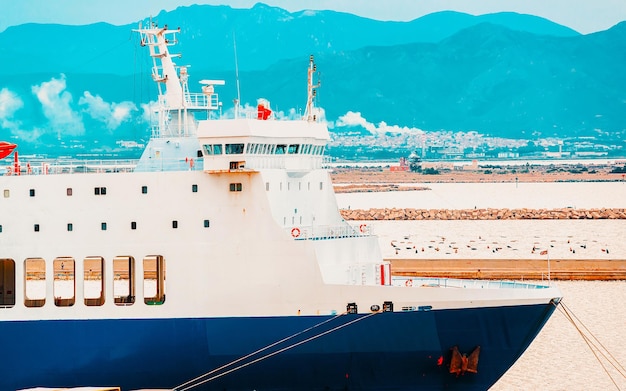 Antiguo puerto de Cerdeña con barcos en el mar Mediterráneo y la ciudad de Cagliari, isla del sur de Cerdeña en Italia en verano. Paisaje urbano con puerto deportivo y yates y barcos en la ciudad