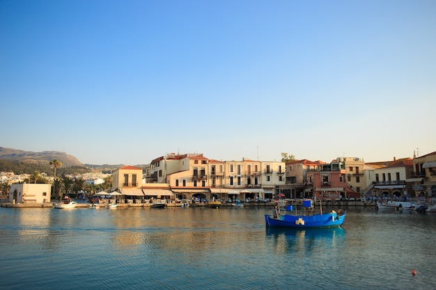 Foto el antiguo puerto veneciano de rethymno, isla de creta, grecia.