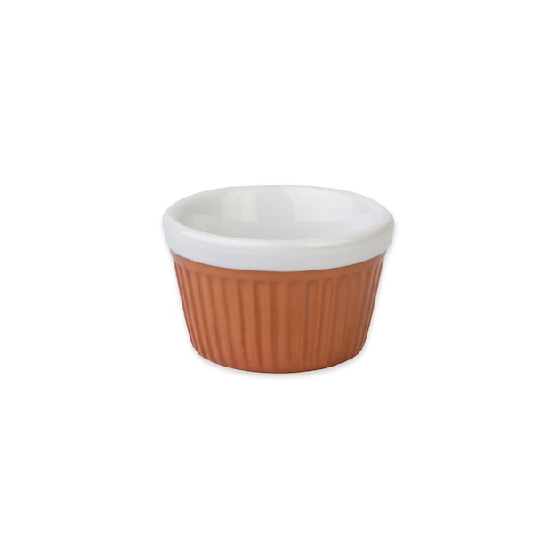 Antiguo ramekin de cerámica marrón y blanco aislado sobre fondo blanco.