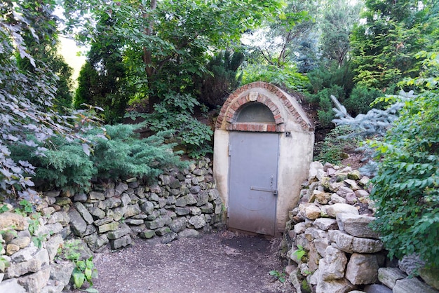 Antiguo refugio antibombas en el bosque con una puerta cerrada forzada