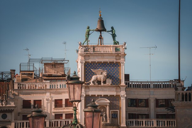 Antiguo reloj astronómico Torre dell'Orologio en la plaza de San Marcos en Venecia