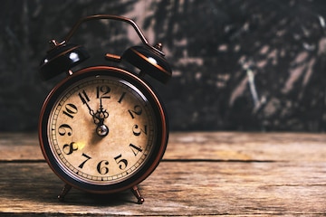 30+ Retro Radio Reloj Despertador En Mesa De Madera Fotografías de