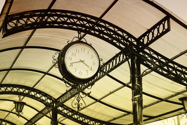 Antiguo reloj retro de una estación central