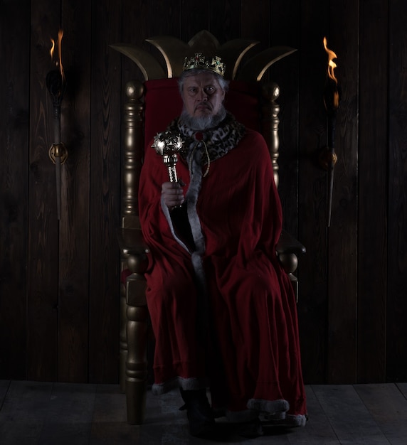 antiguo rey en el trono sobre un fondo oscuro