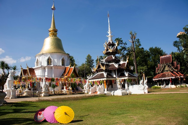 Antiguo santuario de la pagoda stupa chedi para los tailandeses y los viajeros extranjeros visitan el respeto rezando con el paraguas lanna en el jardín en el templo Wat Pa Daraphirom en la ciudad de Mae Rim en Chiang Mai Tailandia