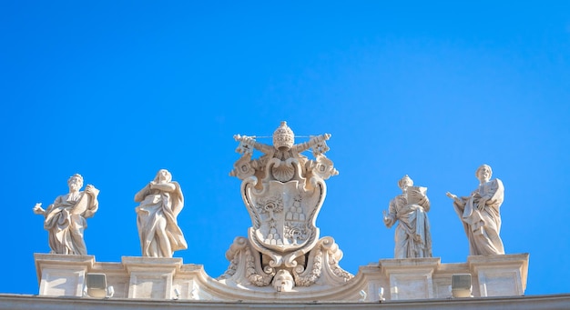 Antiguo símbolo del Vaticano ubicado en la Plaza de San Pedro Roma Italia