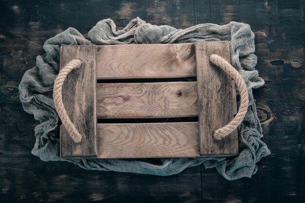 Antiguo tablero de cocina sobre un fondo de madera. Vista superior. Espacio libre para su texto.