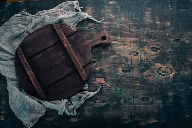 Antiguo tablero de cocina sobre un fondo de madera Vista superior Espacio libre para el texto