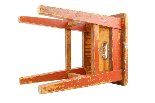 Antiguo taburete de madera con pintura marrón desconchada silla estilo loft aislado sobre un fondo blanco.