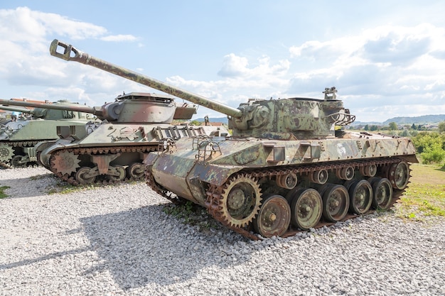 Antiguo tanque abandonado, después de la guerra en Croacia