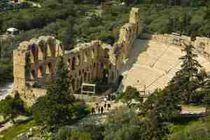 Foto el antiguo teatro romano de piedra odeón de herodes ático ubicado debajo de la acrópolis de atenas