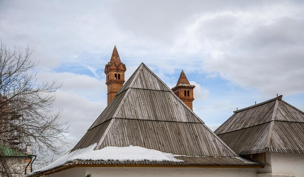 Foto antiguo techo de madera de un antiguo edificio en moscú