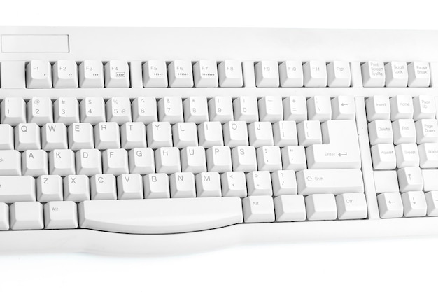 Antiguo teclado blanco sobre fondo blanco closeup