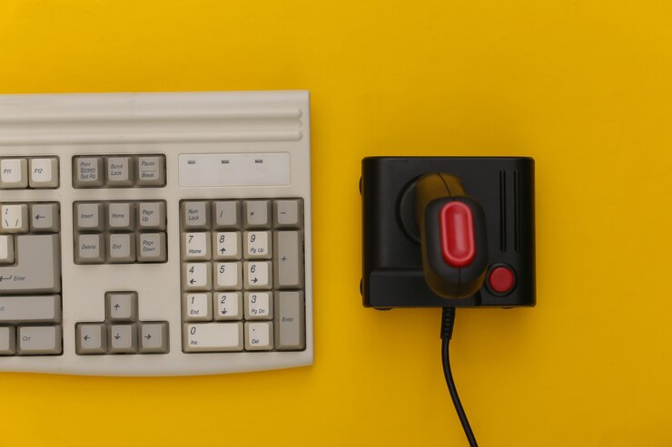 Foto antiguo teclado y joystick sobre fondo amarillo. juegos retro. años 80. vista superior. endecha plana