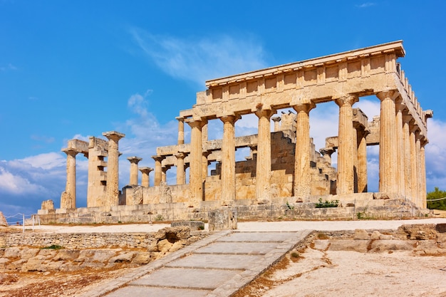 Antiguo templo de Aphaea en la isla de Aegina en Grecia, Islas Sarónicas