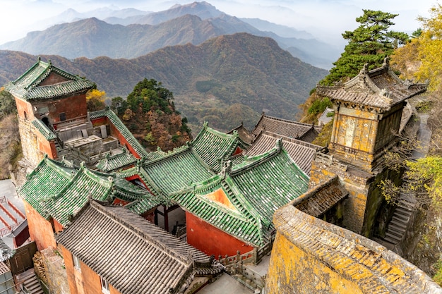 El antiguo templo budista en las montañas chinas