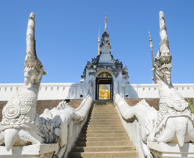Antiguo templo budista de Wat Pongsanuk en Lampang, Tailandia. La mezcla de estilos arquitectónicos y decorativos de Lanna y Birmania