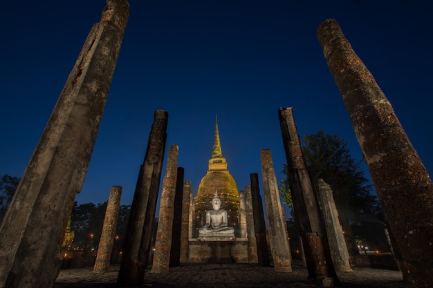 El antiguo templo budista de Wat Sa Si en el crepúsculo vespertino. Parque histórico de Sukhothai, Tailandia