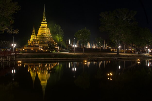 El antiguo templo budista de Wat Sa Si en el crepúsculo vespertino. Parque histórico de Sukhothai, Tailandia