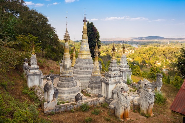 Antiguo templo cerca de la cueva Pindaya situada junto a la ciudad de Pindaya Shan State Birmania Myanmar Famoso lugar de peregrinación budista y atracción turística