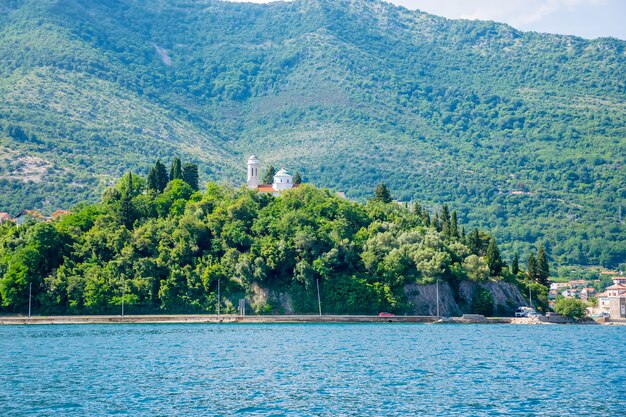 Un antiguo templo de la cubierta de la Virgen en la costa de la Bahía de Kotor