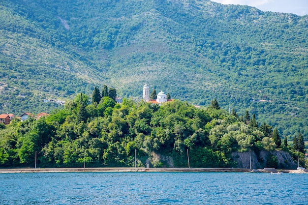 Un antiguo templo de la cubierta de la Virgen en la costa de la Bahía de Kotor