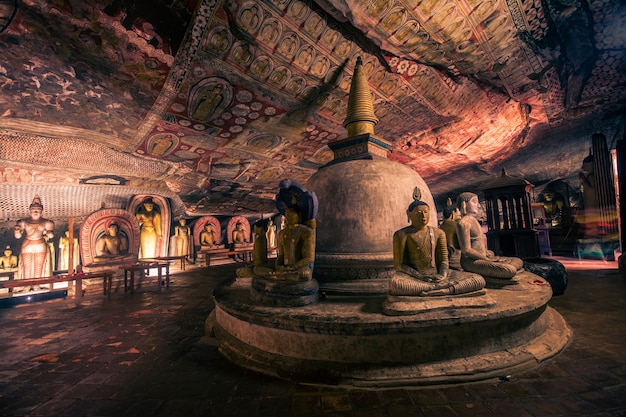 Antiguo templo cueva Dambulla en Sri Lanka