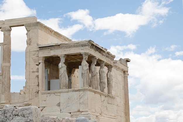 Antiguo templo Erecteion en la colina de la Acrópolis en Atenas Grecia