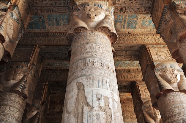 Antiguo templo Hathor en Dendera, Egipto