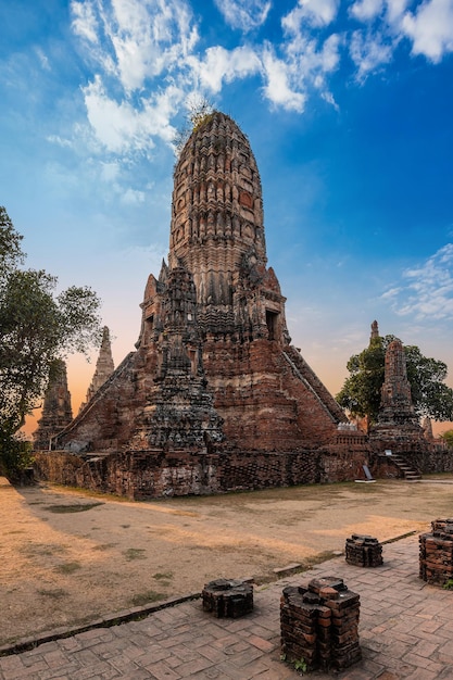 Antiguo templo histórico de arte y arquitectura Wat Chaiwattanaram en la provincia de Ayutthaya, Tailandia