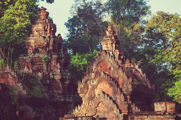 Antiguo templo Khmer Koh Ker en la región de Angkor cerca de Siem Reap, Camboya