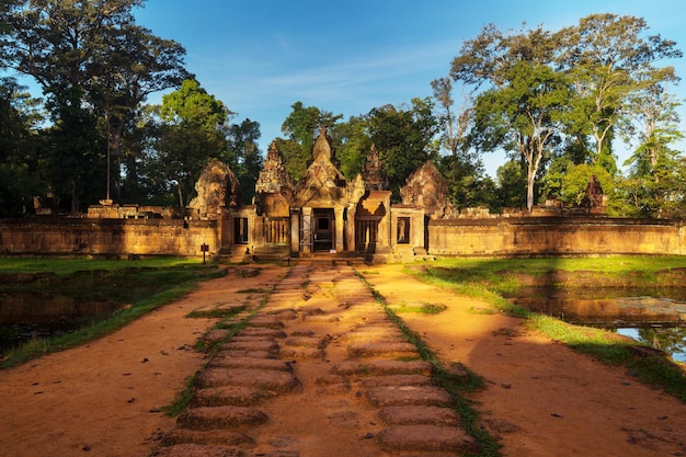 Antiguo templo Khmer Koh Ker en la región de Angkor cerca de Siem Reap, Camboya