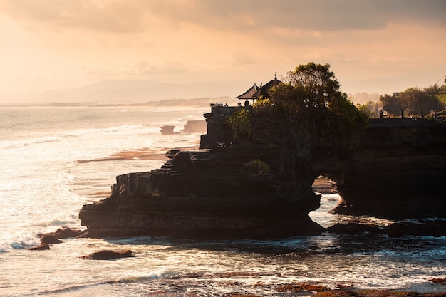 Antiguo templo de Pura Batu Bolong en la costa en la noche en Bali, Indonesia