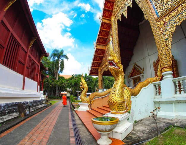El antiguo templo de Tailandia con vista de ojo de pez
