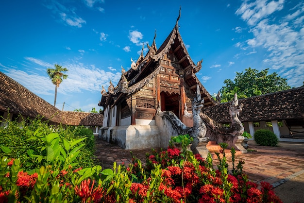 Antiguo templo (Wat Ton Kwen) en el cielo azul con nubes en Chaing Mai, Tailandia