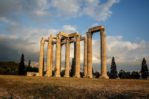 Antiguo templo de Zeus en la luz del atardecer