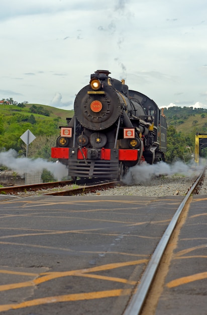 Foto antiguo tren a vapor en un paseo turístico en la ciudad de guararema