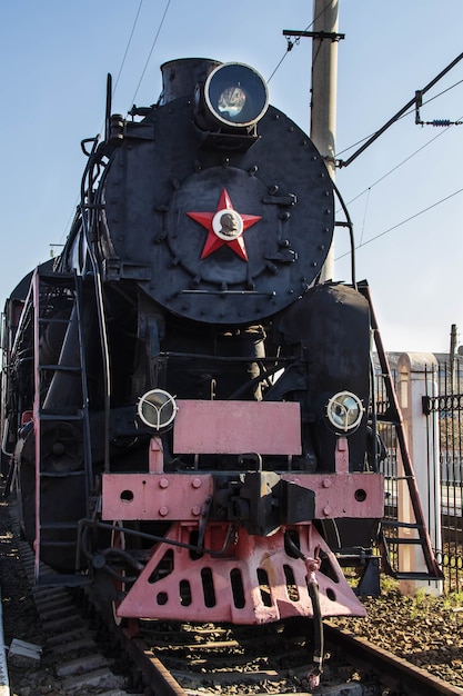 Antiguo tren de vapor restaurado con vagones