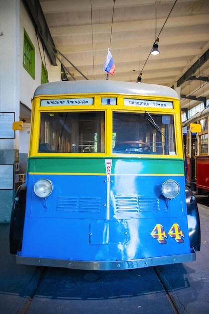 Antiguo trolebús azul frente a la exposición en el museo del transporte eléctrico San Petersburgo Rusia