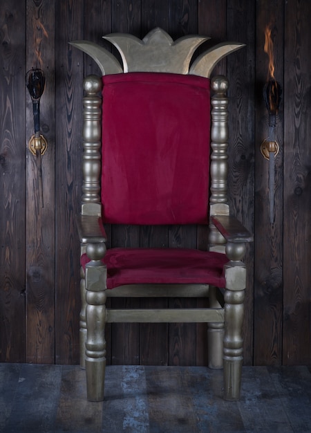 Foto antiguo trono real rojo en el castillo