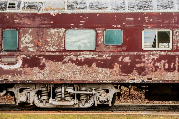 Antiguo vagón de tren desgastado. Tren oxidado. Vista lateral.