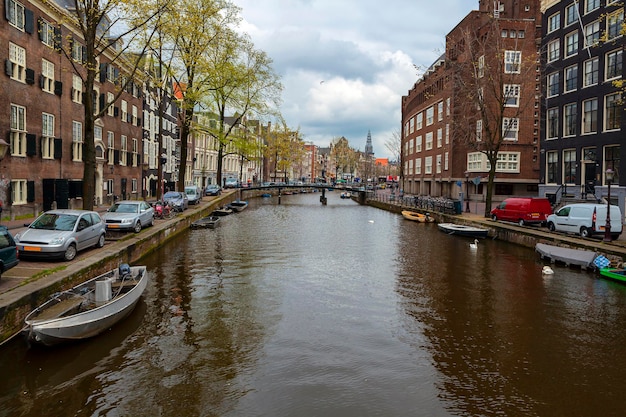 Los antiguos canales de Ámsterdam Ámsterdam es la capital y ciudad más grande de los Países Bajos