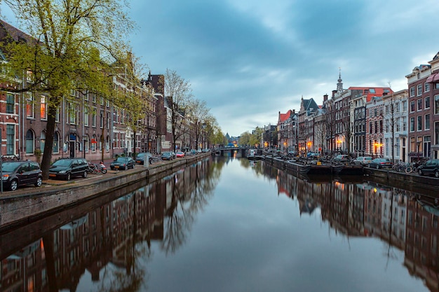 Los antiguos canales de Ámsterdam Ámsterdam es la capital y ciudad más grande de los Países Bajos