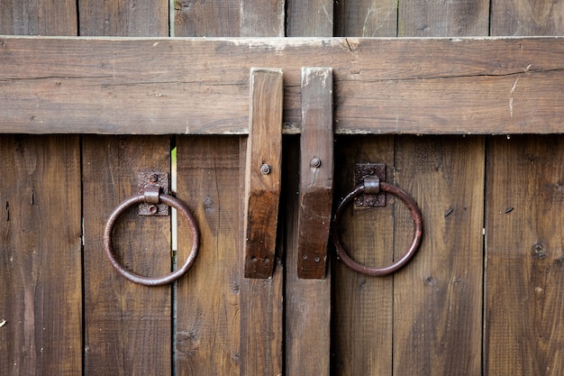 Antiguos corrales en forma de anillos de metal.